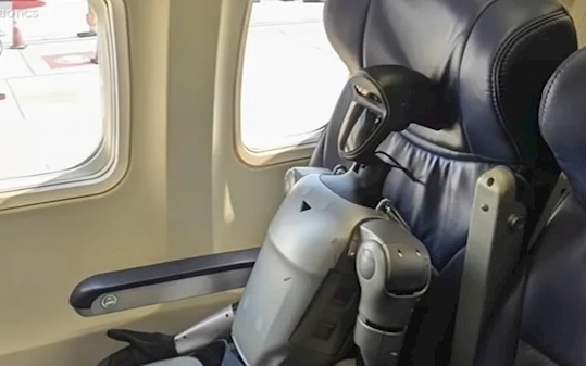 西南航空全面禁止人形机器人登机 爱好者怒斥：属于物种歧视