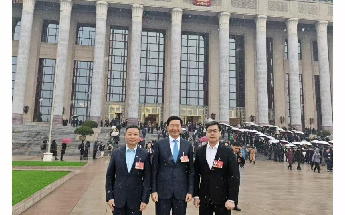 何小鹏晒与雷军姚劲波合照