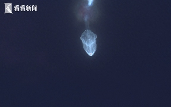 在火箭发射现场，我们拍到了,,,,,,