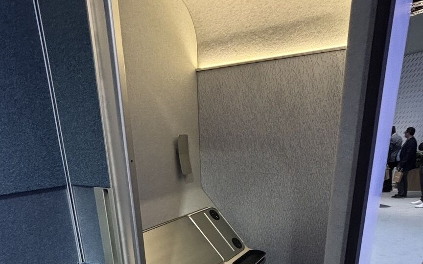 波音展示概念飞机客舱，乘客在私密空间内视频会议/处理机密事务