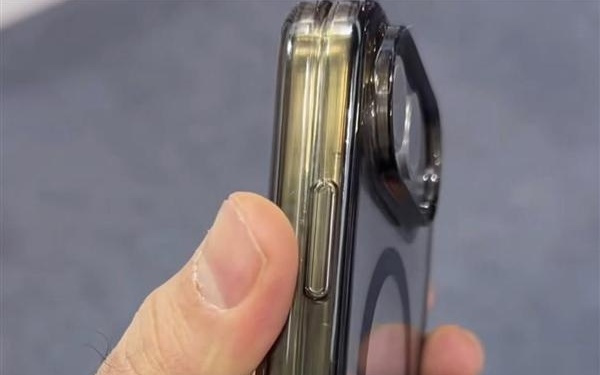 外观无悬念了！首款iPhone Fold保护壳模具偷跑