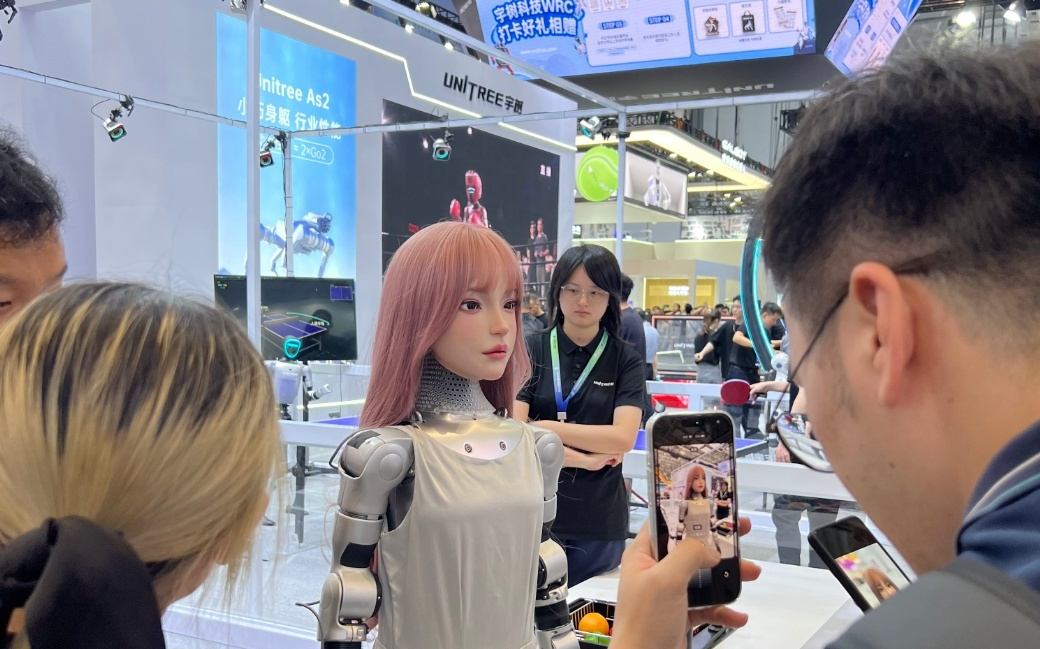 WRC观察｜科技“硬汉”秒变“萌新”，宇树科技机器人有了仿生脸