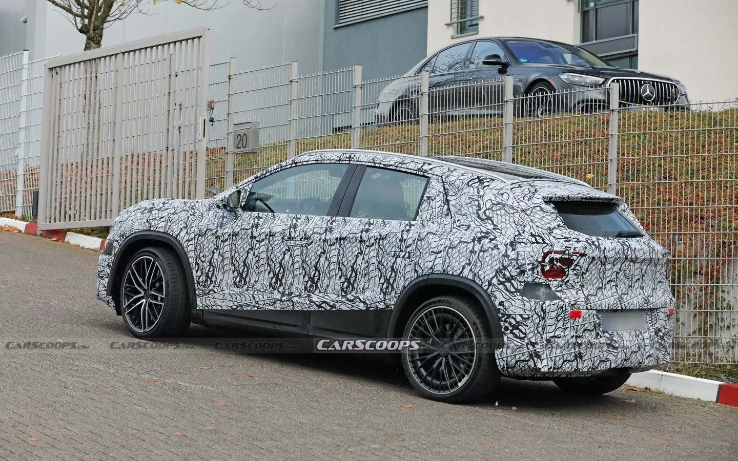奔驰全新GLA谍照曝光：剑指宝马iX1，纯电混动都会有