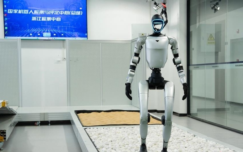 浙江杭州：人形机器人忙“考证”