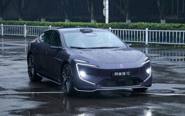 华为靳玉志走进阿维塔工厂 试驾新款阿维塔12实车