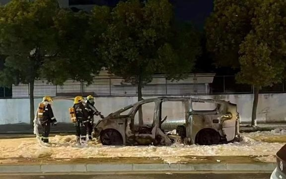 理想Mega上海街头爆燃最新！司乘：后排车门未立即开启，从副驾驶车门逃生