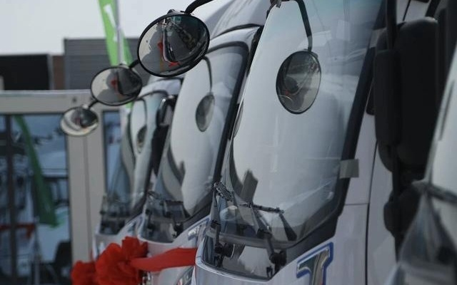 解放新能源轻卡再获百台订单！首批20辆成功交付！