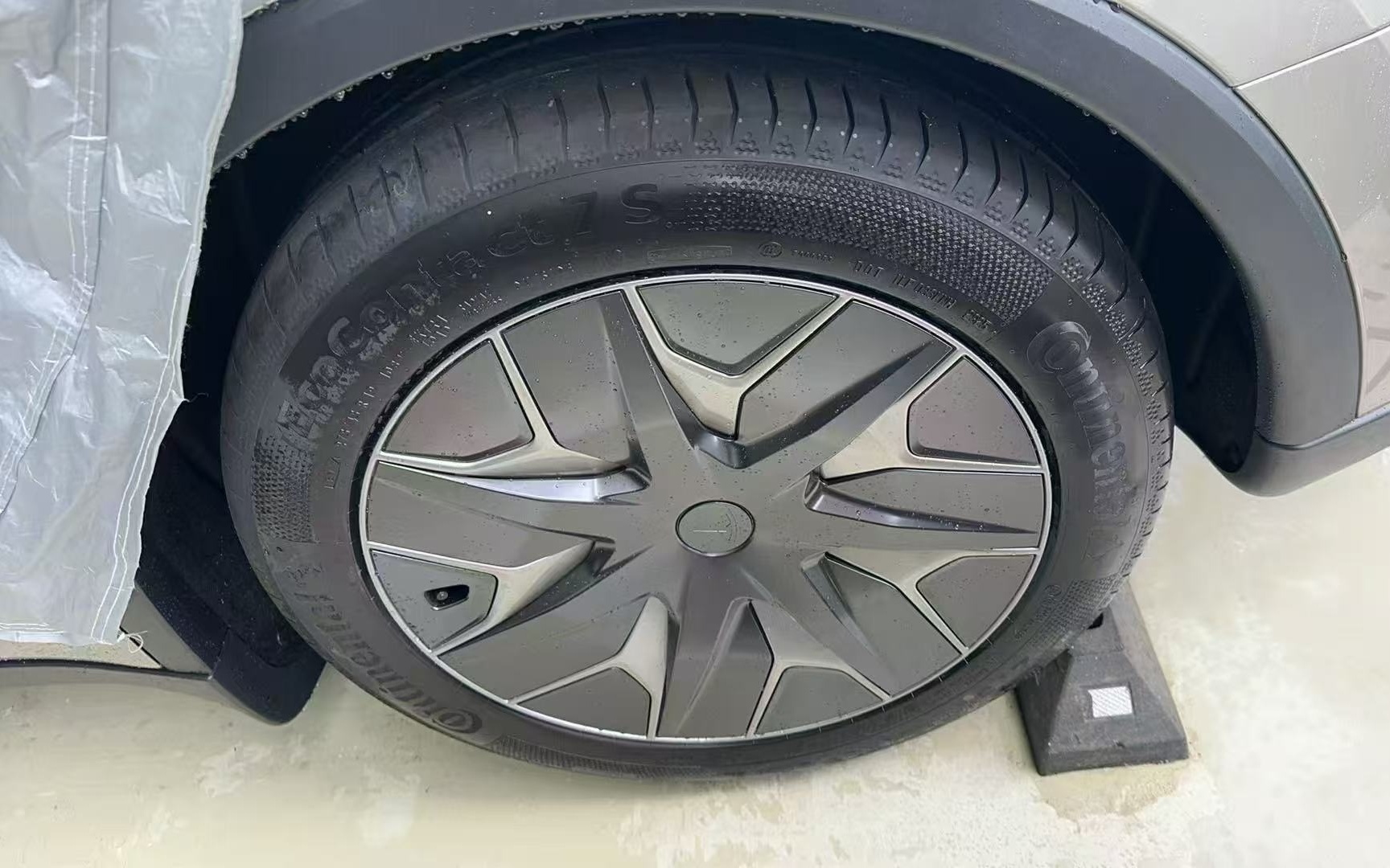 特斯拉 Model Y L 内饰图曝光：首搭黑色顶棚、六座电动折叠座椅