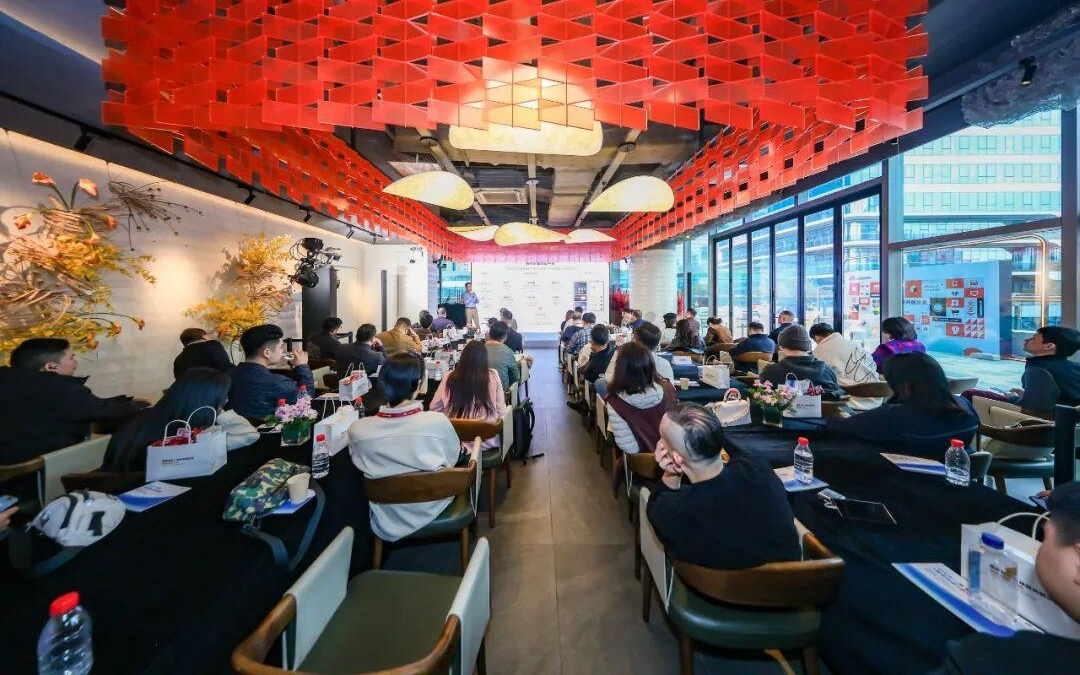 告别流量内卷！连锁品牌的下一个增长点，藏在鸿蒙的“负一屏”里