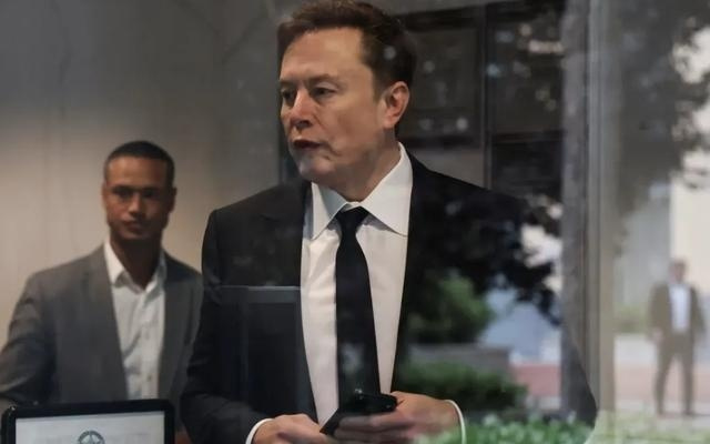 马斯克对OpenAI的诉讼遭驳回，驱逐奥尔特曼诉求落空；该审判被视为决定人工智能行业未来的关键，马斯克索赔超1500亿美元