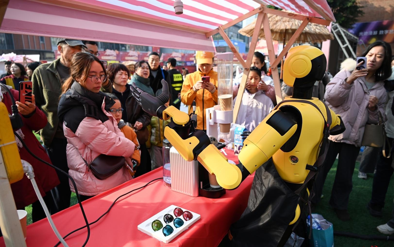 “成都造”硬核机器人组团迎新春，100余款产品等你来互动
