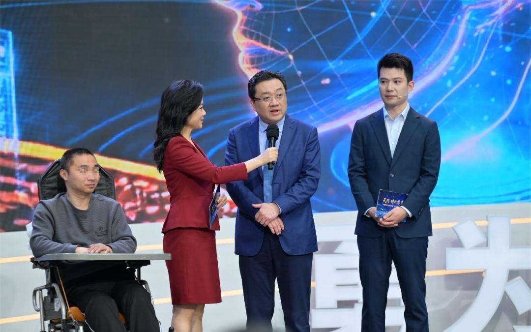 帮助截瘫患者重获运动功能，华山神外脑机接口团队在上海先进事迹报告会分享创新故事