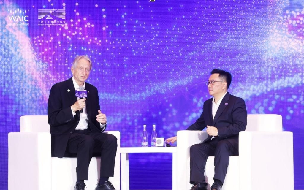 辛顿、周伯文对话实录：涉及大模型、如何训练善良的超级智能以及给年轻科学家的建议