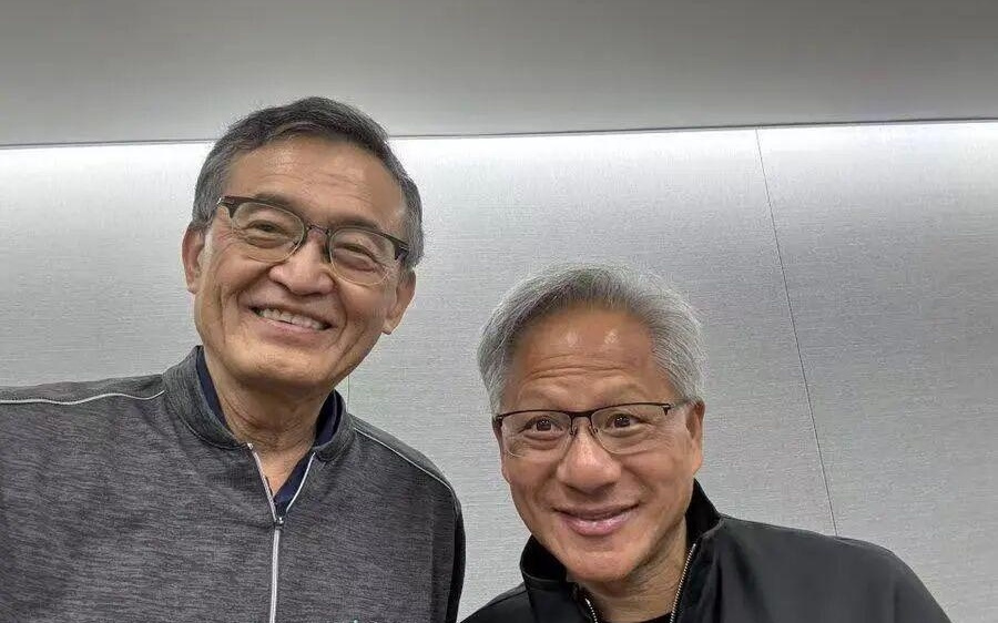 芯片大地震，黄仁勋355亿入股！英特尔要为老黄造CPU，股价狂飙30%
