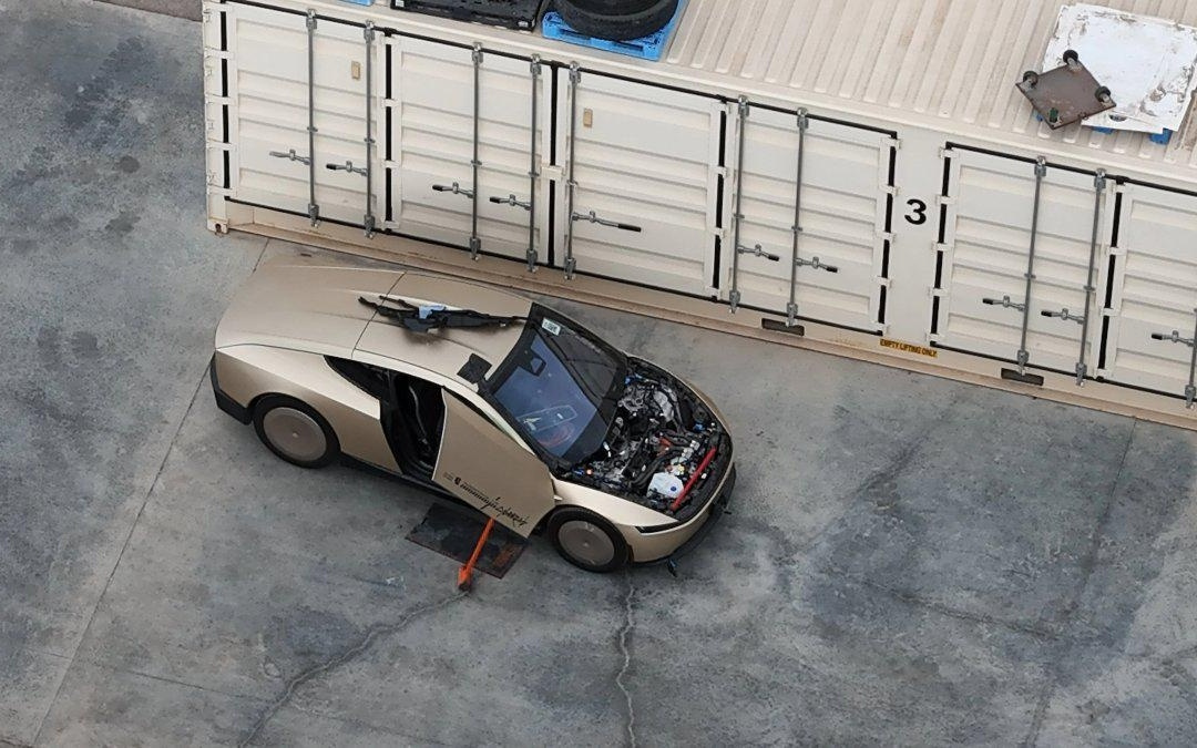 特斯拉Cybercab机舱曝光：无前备箱，超大储液罐保障自动驾驶安全