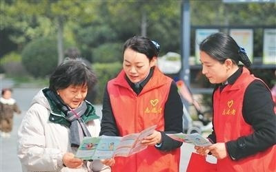 AI“坑老”，守护伞要撑好！（“融”观中国）