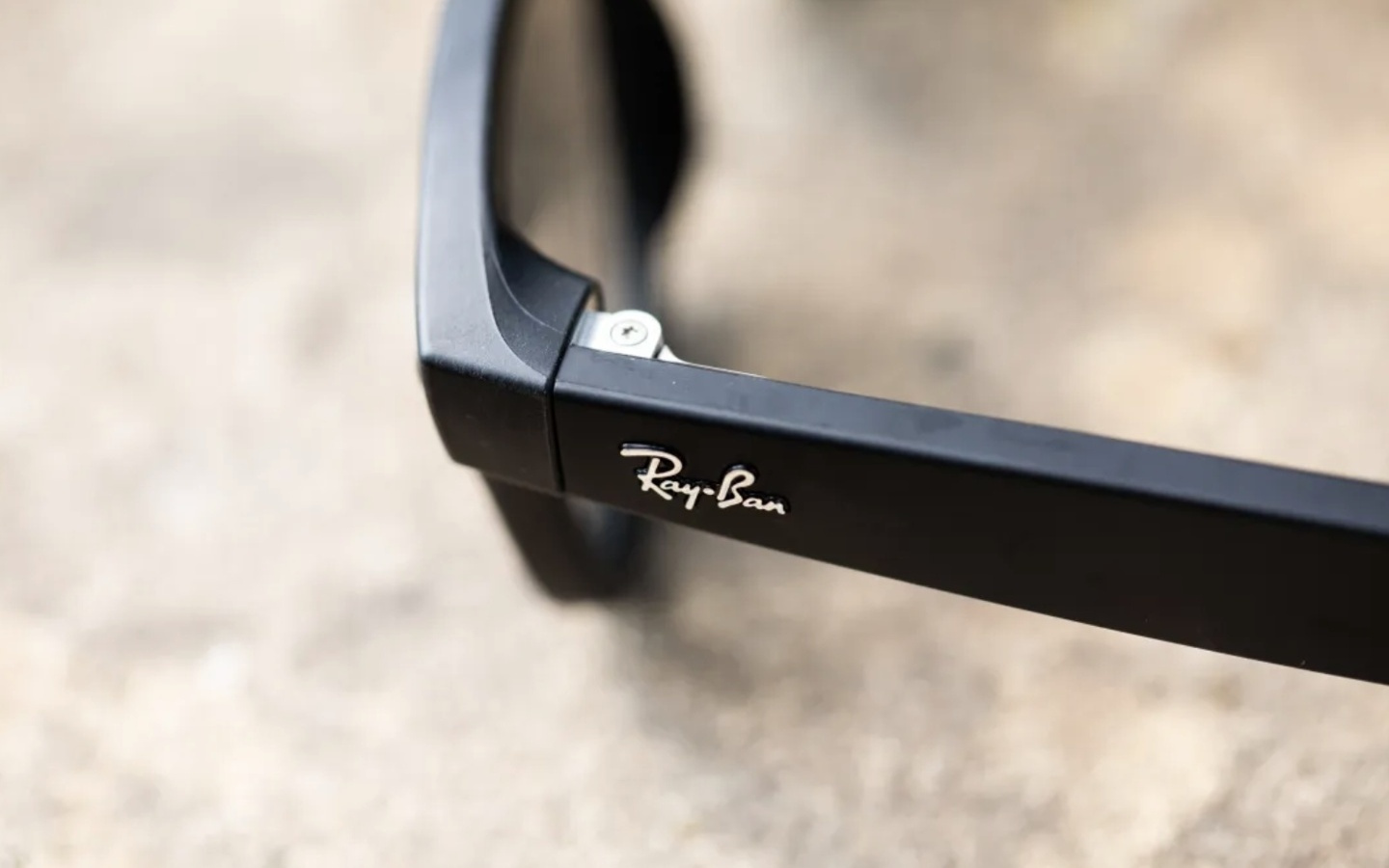 新款Meta雷朋联名智能眼镜现身美国FCC认证文件,提供双版本