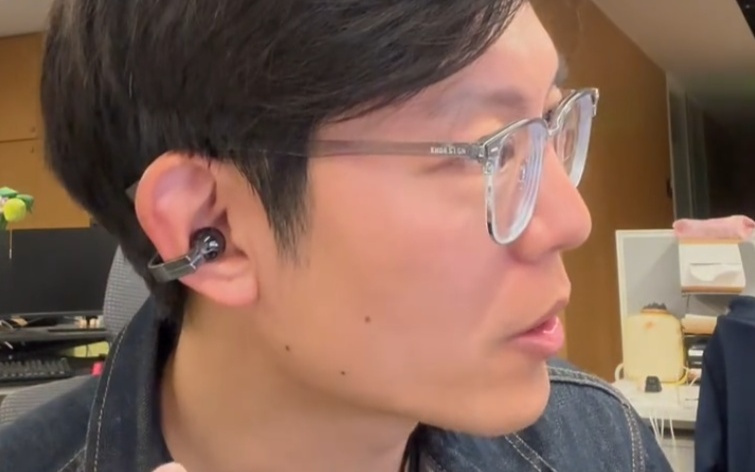 荣耀首款耳夹耳机亮相：外观借鉴奢品元素，有望近期发布