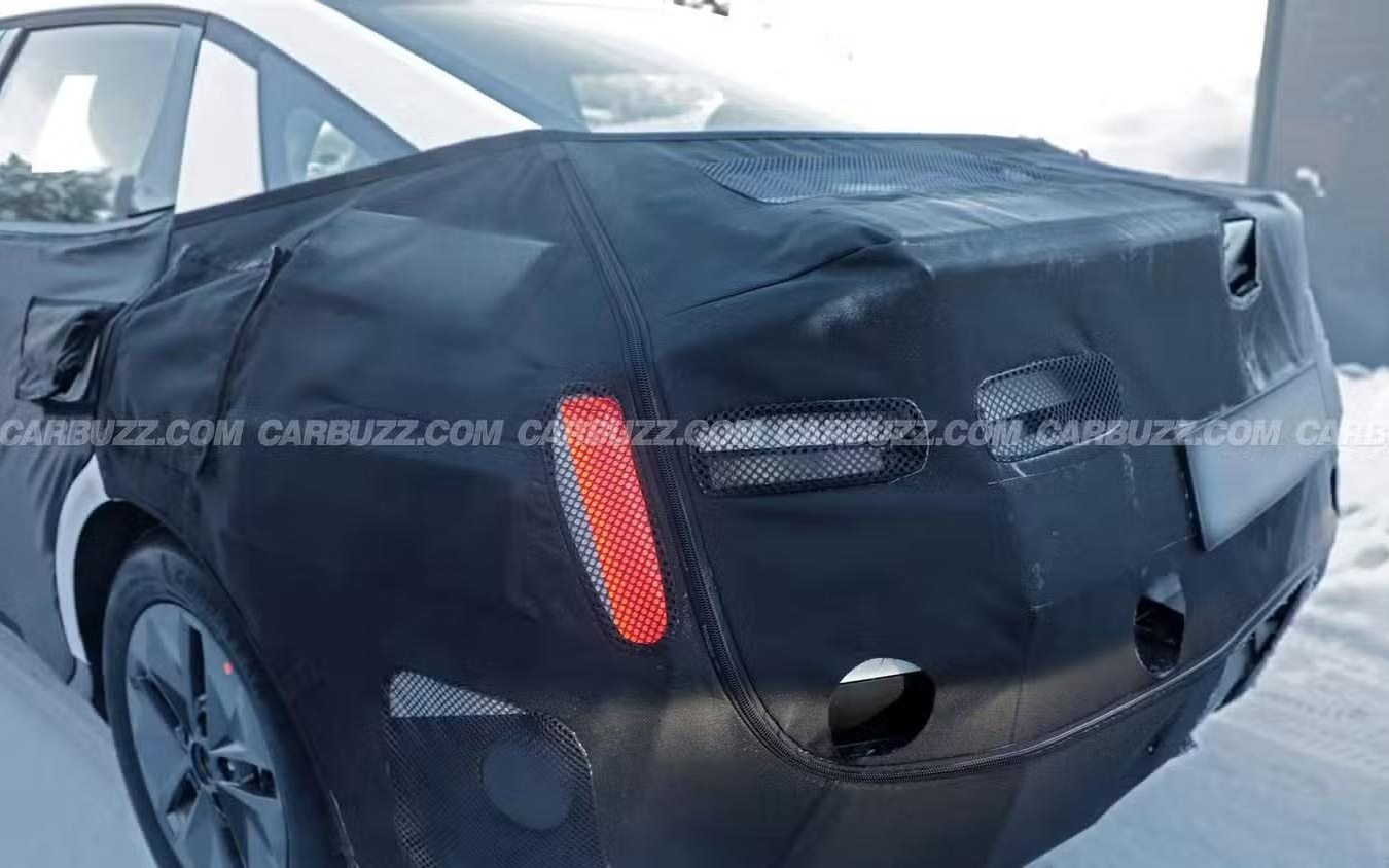 现代第8代伊兰特Elantra路测图曝光：方正硬汉风