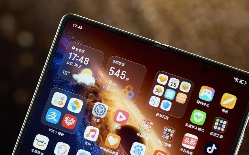 折叠屏电池比直板机还大，荣耀这次有点离谱。