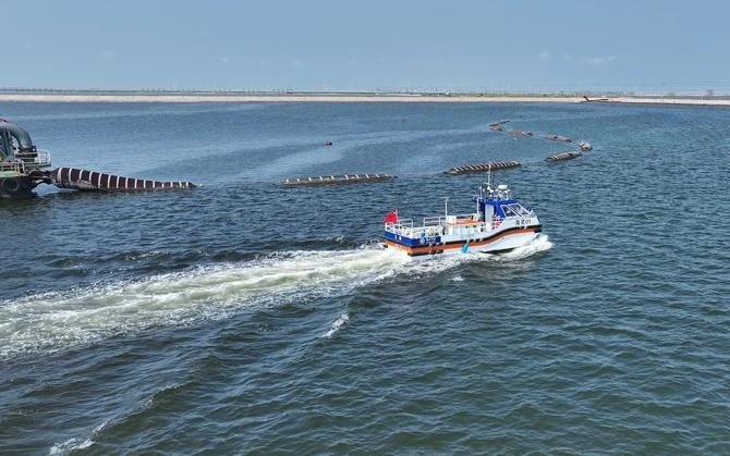 亚洲首艘！新型耙吸式挖泥船载多功能无人测量艇投产使用