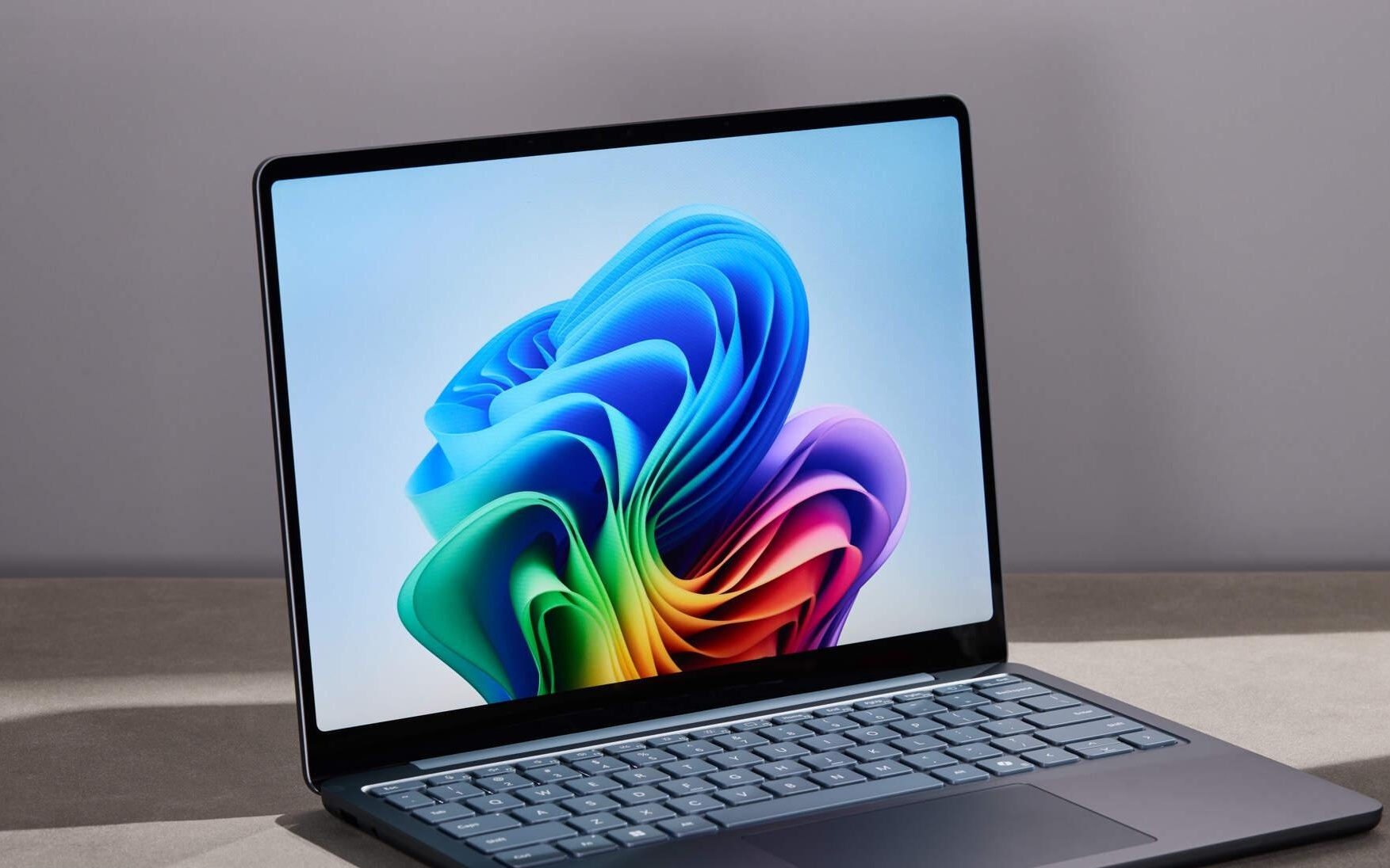 微软Surface Laptop 13英寸版笔记本图赏：极简全金属，田味十足