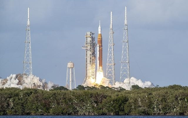 美国“重返”月球 新一轮太空竞赛开启？