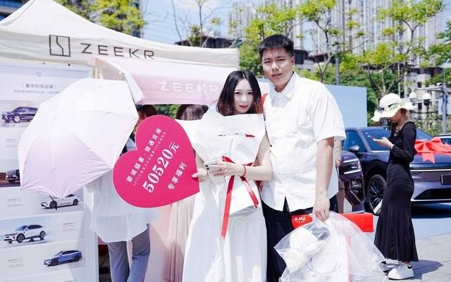 人形机器人当“伴郎”、AI复刻爱情记忆 成都锦江三圣花乡把婚礼玩出新高度