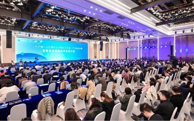 人形机器人“补脑”进行时 全栈国产化“具身智脑”如何破局？｜科学家·马上回答