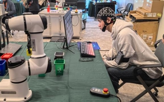 盲人看到图形和颜色，瘫痪老人“脑控”轮椅，上海脑机接口大会带来科技曙光