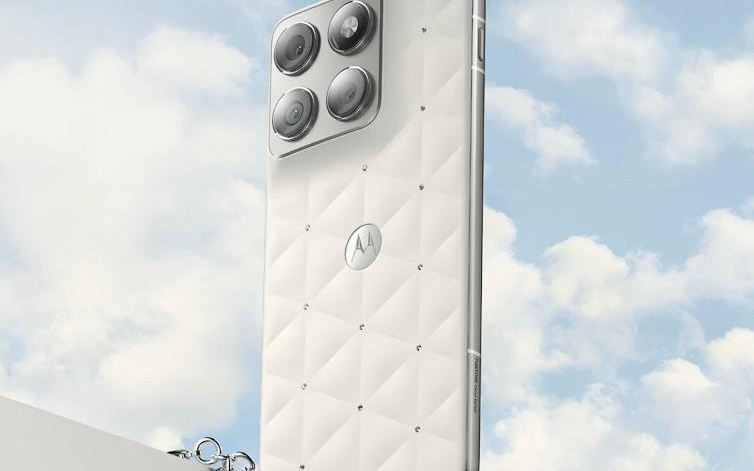 联想moto X70 Air手机Pantone 2026年度代表色云上舞白亮相