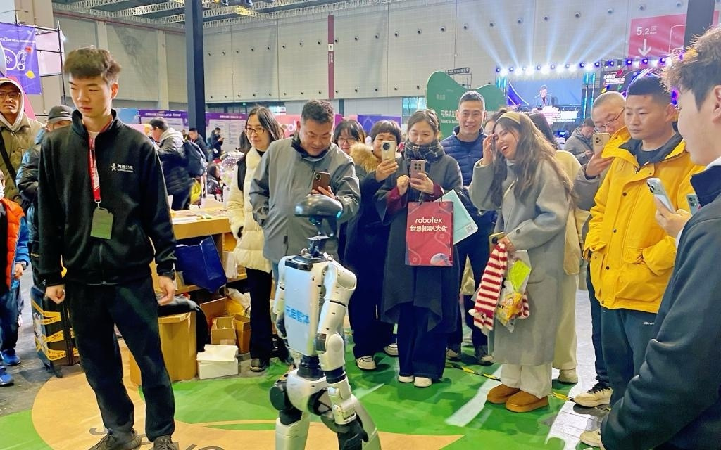 世界机器人大赛亚洲总决赛举行，1.5万名选手决战上海