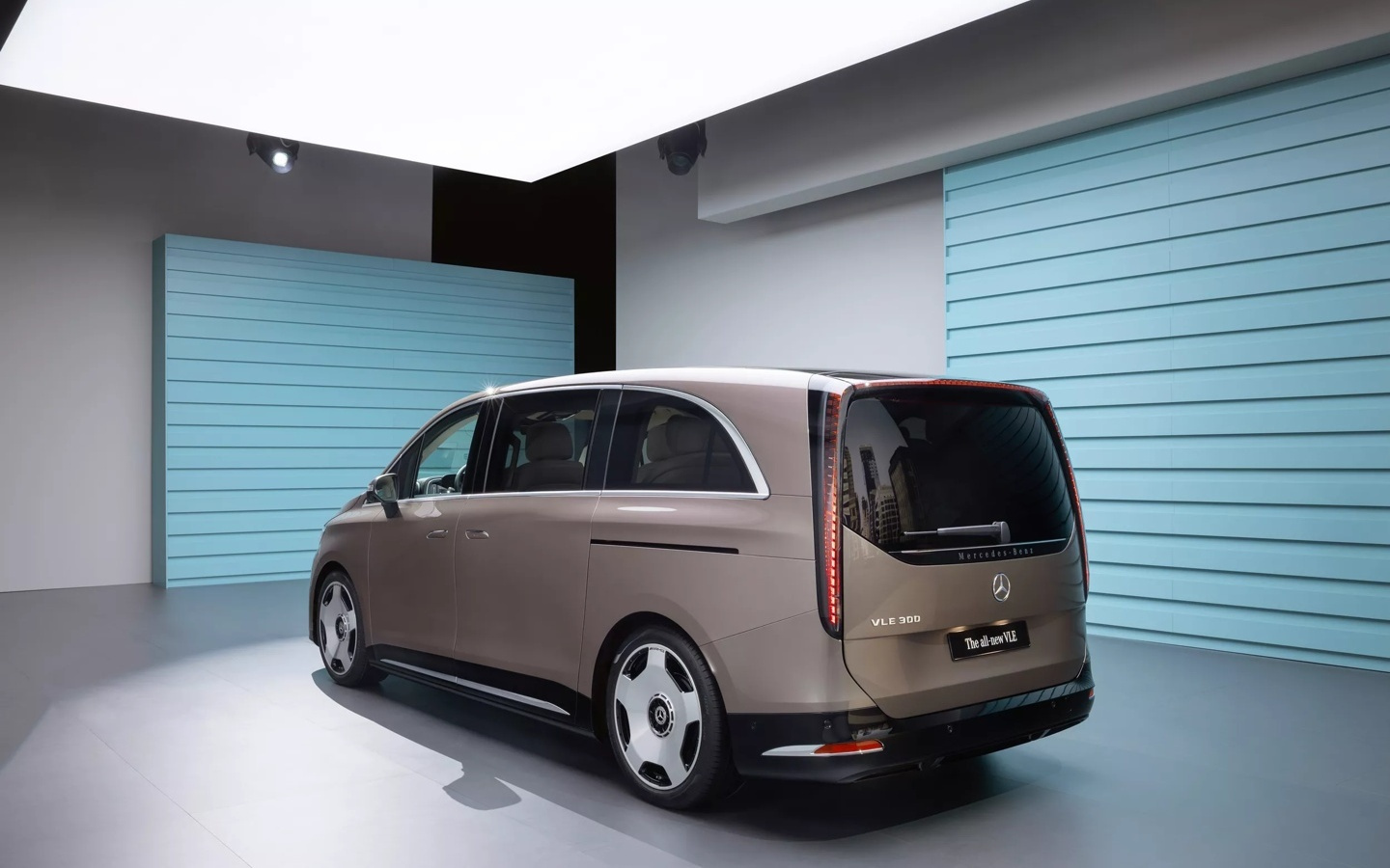 奔驰VLE纯电豪华MPV发布：冰箱彩电大沙发全配齐，主打宜商宜家