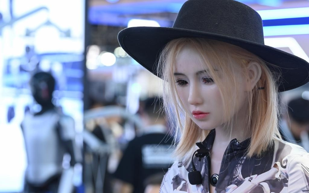 抓豆腐、叠衣服……世界人工智能大会上的机器人走向日常