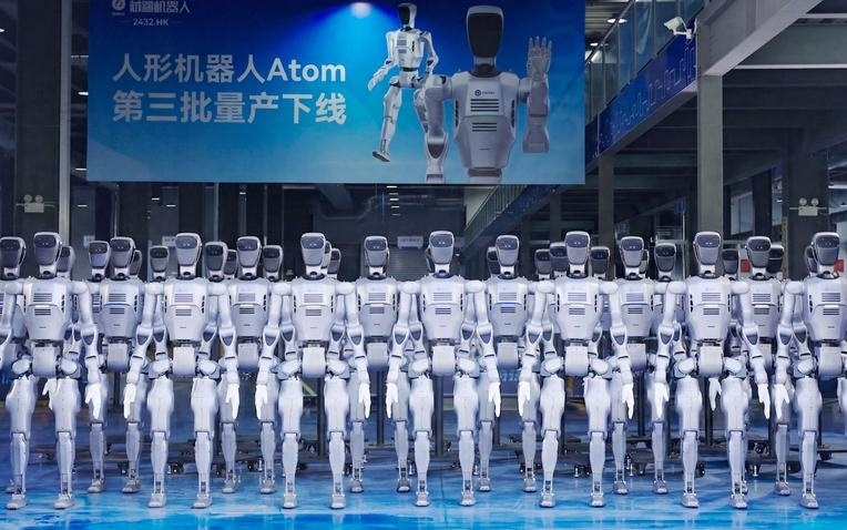 越疆第三批ATOM人形机器人量产交付