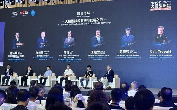大模型走到十字路口，未来机会在哪？