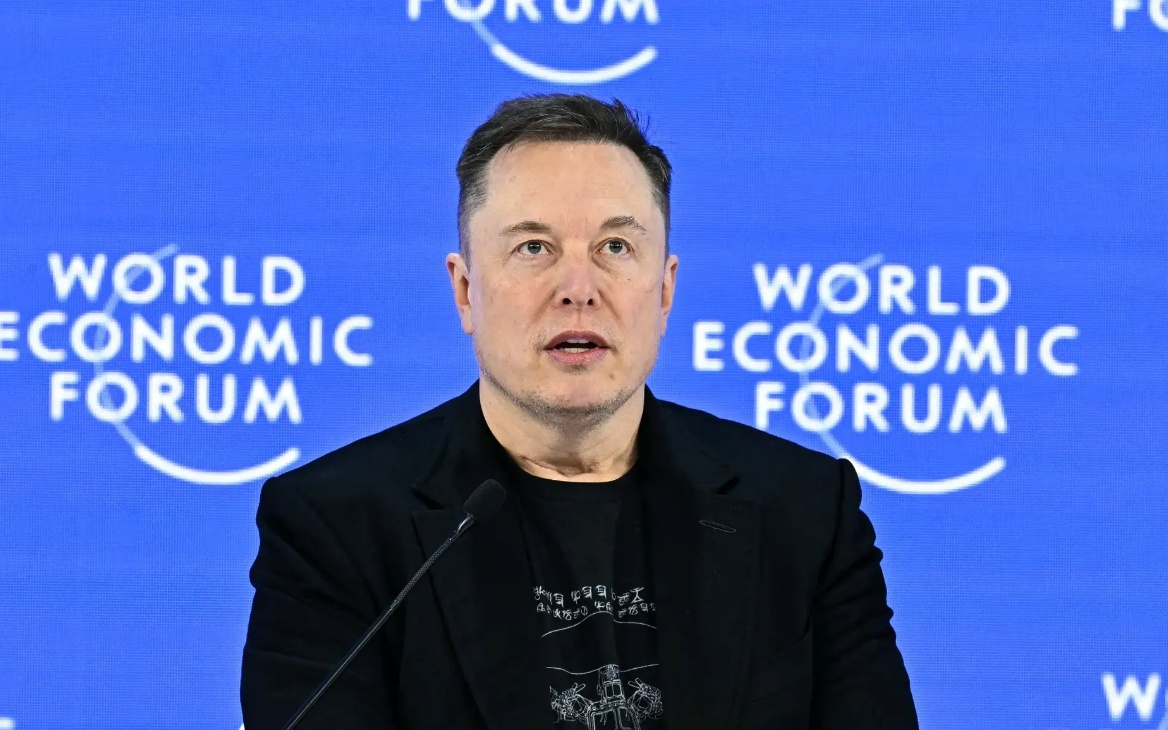 马斯克首次亮相达沃斯，称年底或出现比人类聪明的人工智能，呼吁保持乐观