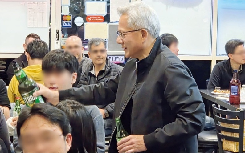 “这很难，但我相信你们”！黄仁勋上周宴请SK海力士工程师，亲自敬酒，敦促“无延迟交付HBM4”