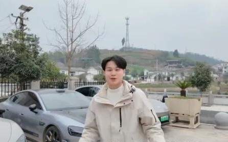 “米粉”结婚摇来200多辆小米汽车帮忙接亲，雷军送祝福！