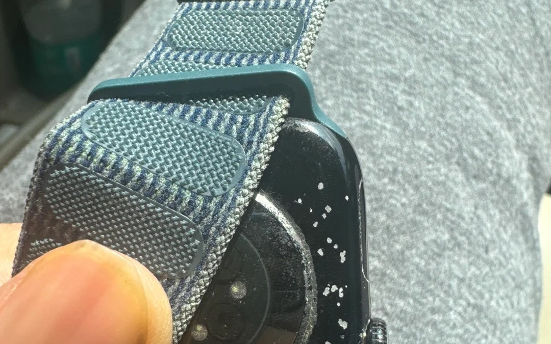 部分亮黑款苹果Apple Watch Series 10手表用户反馈掉漆