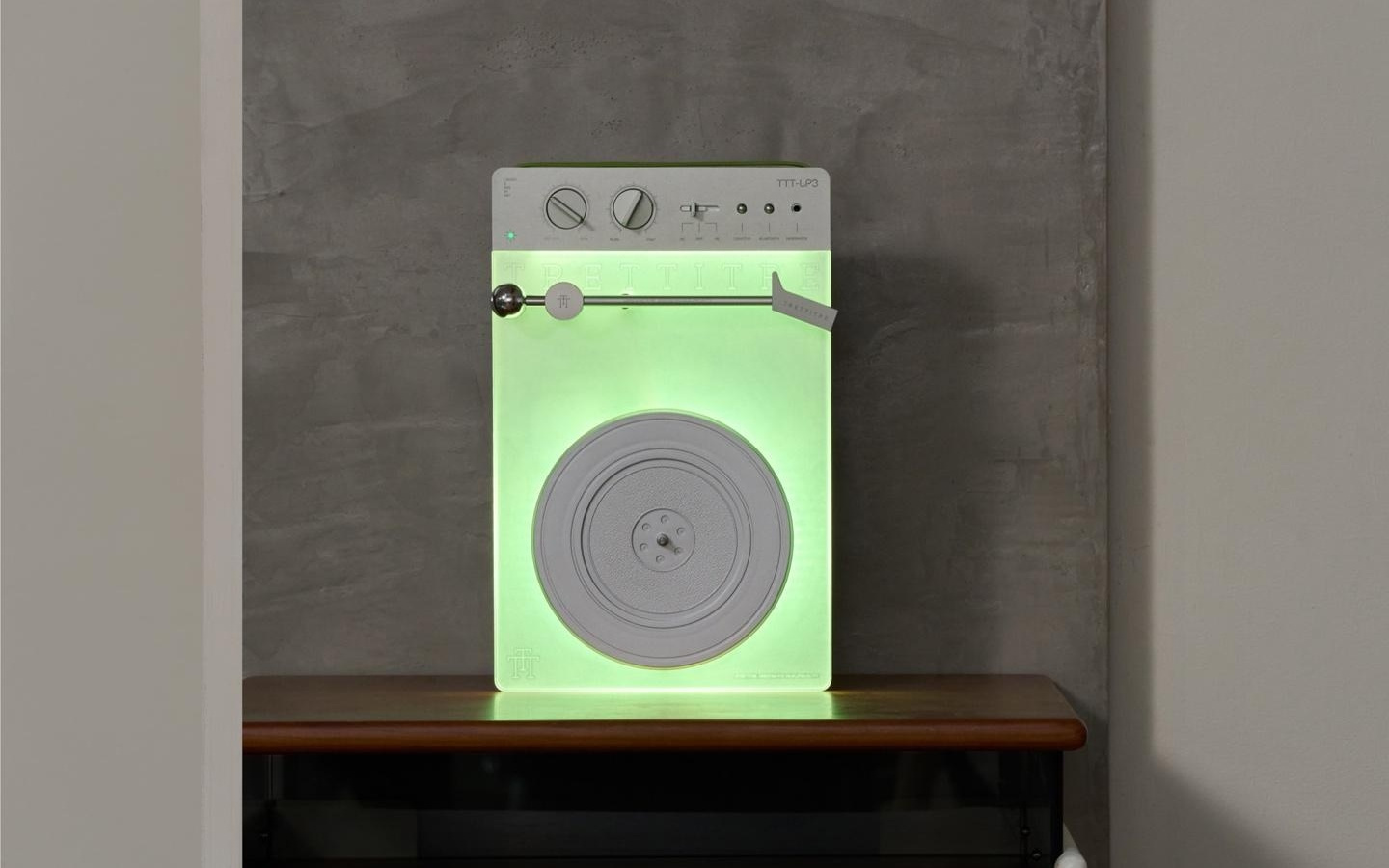 墙上挂着的复古音乐盒，还能给手机充电？