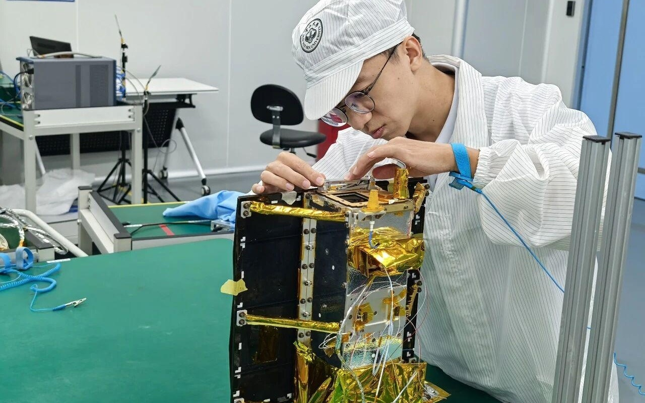 “90后”的他们造了一颗“星”