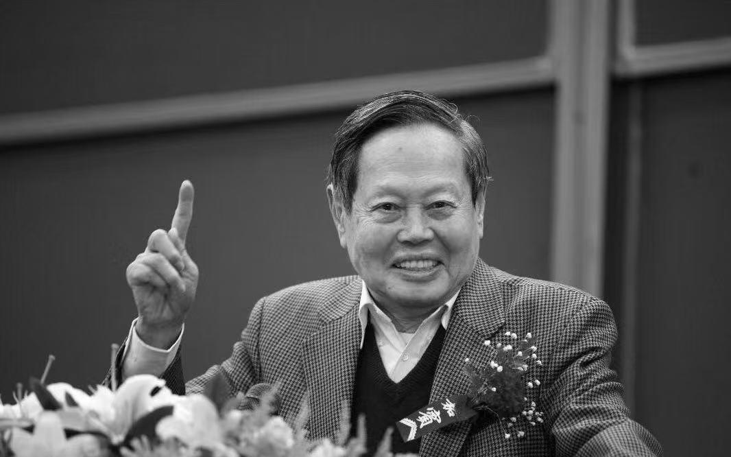 追忆杨振宁：回国定居已超20年，为自家取名“归根居”