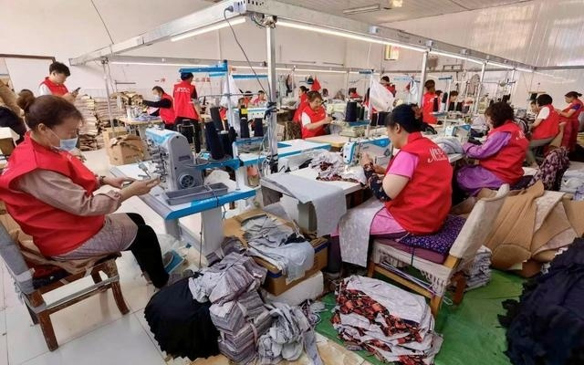 草原小伙拼多多卖驼绒服年销千万 “夕阳产业”变“富民产业”