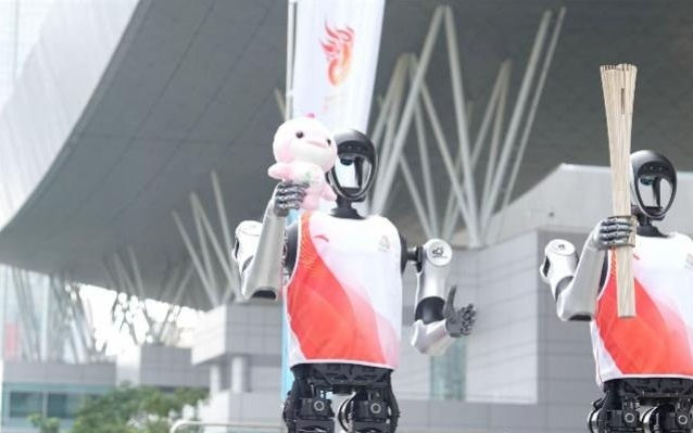 机器人火炬手来了！全球首个5G-A人形机器人亮相十五运