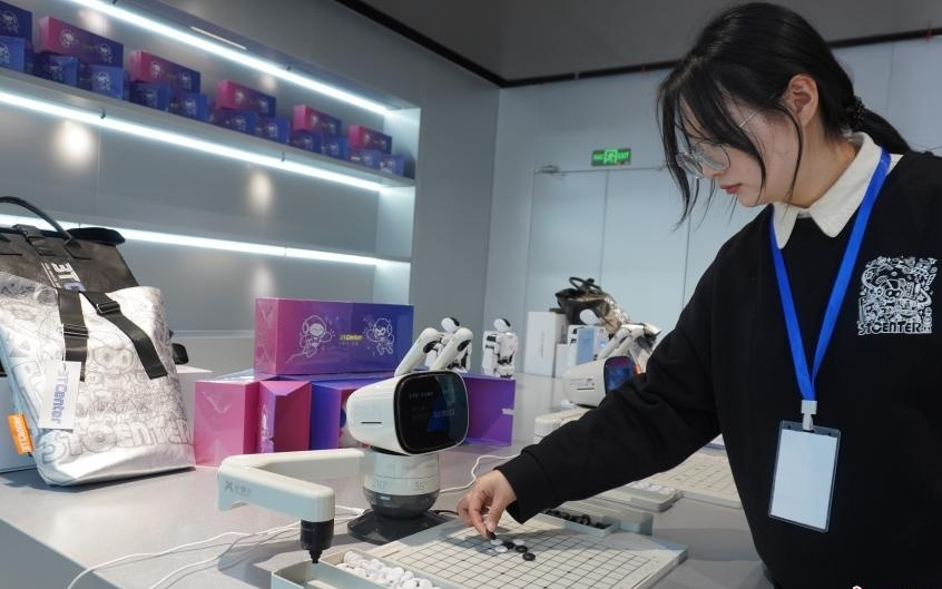 探访河南首家人形机器人4S店