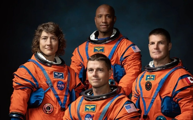 离地球40万公里，但被几米之内的“头等大事”难住？美国宇航员被迫穿“尿不湿”