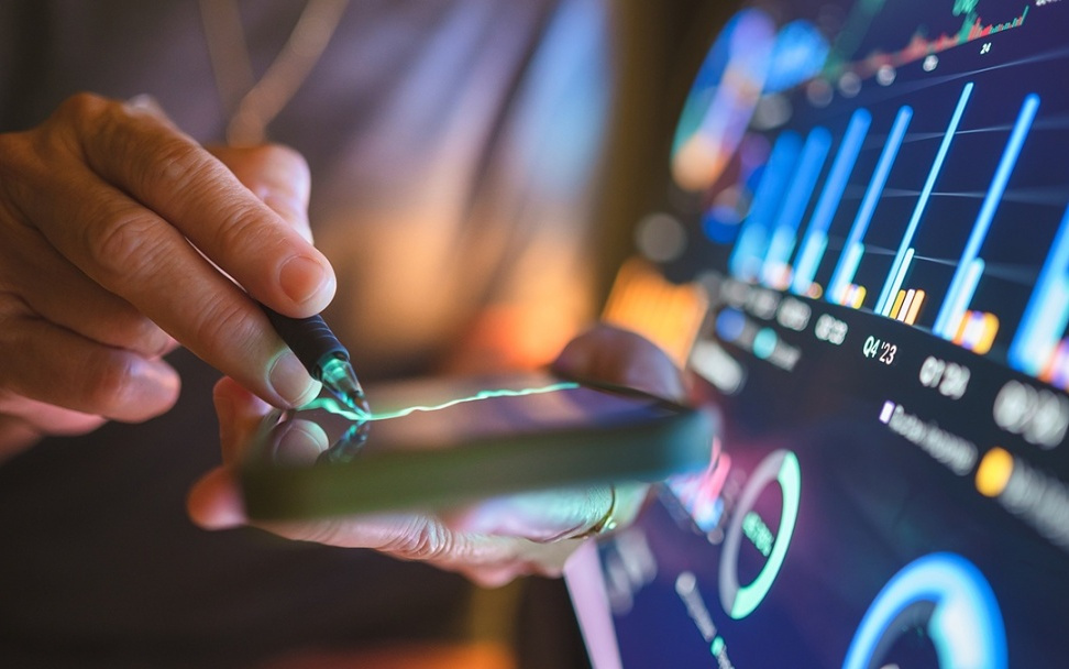 纳指13连阳！半导体持续爆发，美联储预期反转，霍尔木兹重启美油暴跌11%