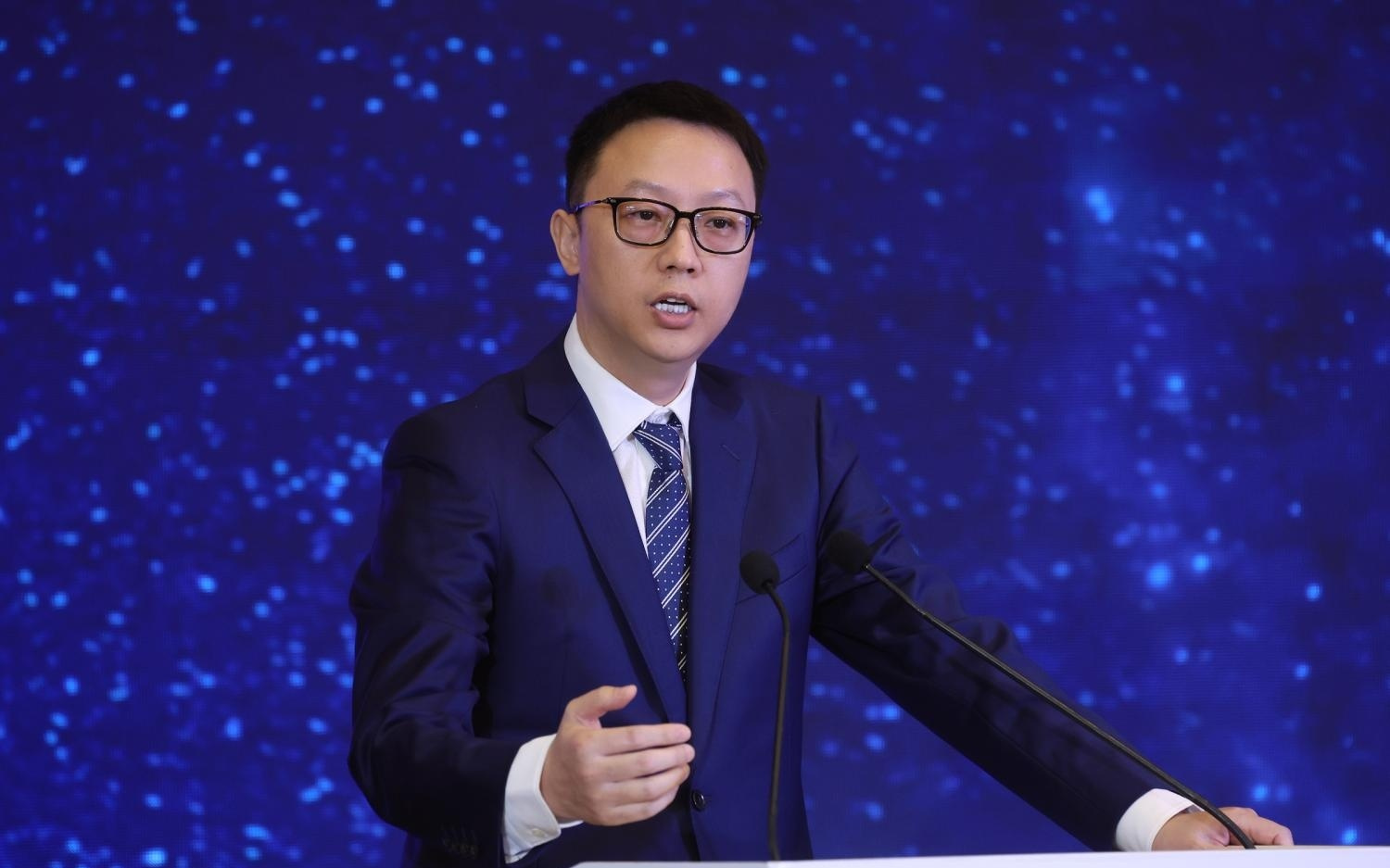 阿里深夜大涨13%！3个月净赚423亿，云和AI杀疯了，700天重造自己