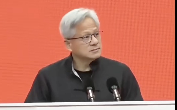 着唐装、讲中文，黄仁勋称AI的下一波浪潮是机器人